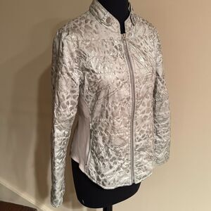 Chico’s tone on tone print horizontally quilted ribbed side panel zipper jacket